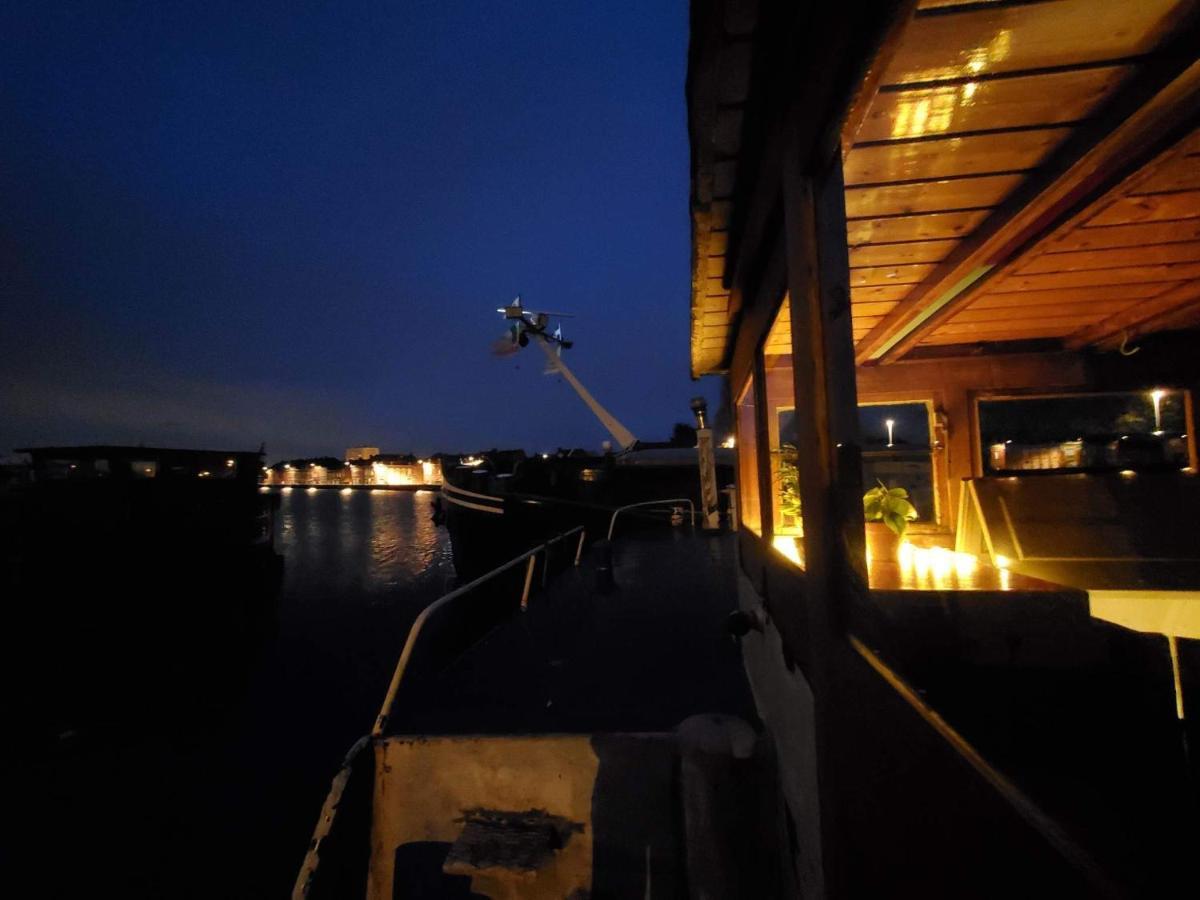 Peniche "Louise Michel" Sejournez Dans L'Appartement Du Capitaine, Offrez Vous Une Experience Inoubliable Au Fil De L'Eau Douai Exterior photo